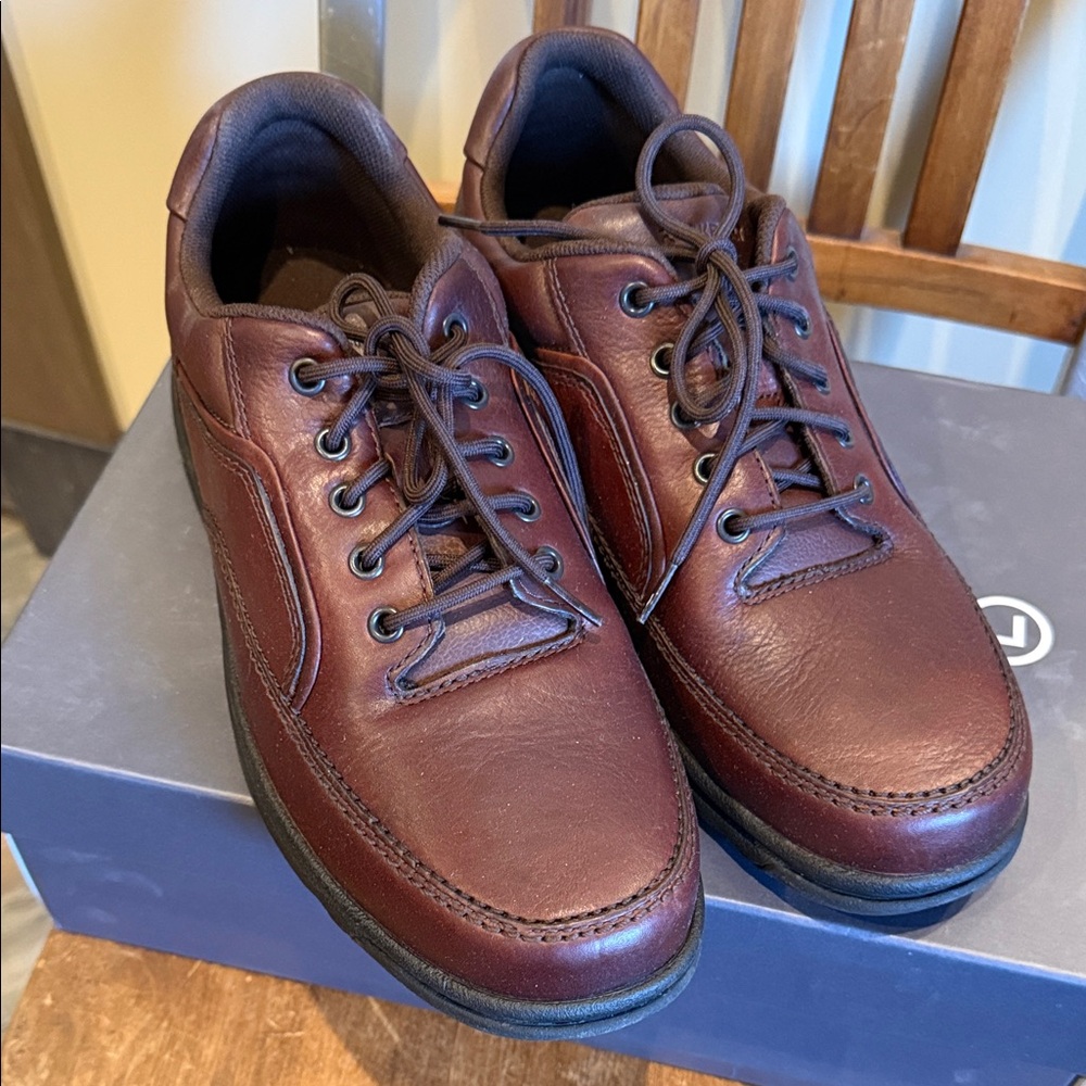 Men's Rockport Casual Leather Lace-Up Shoes in Burgundy